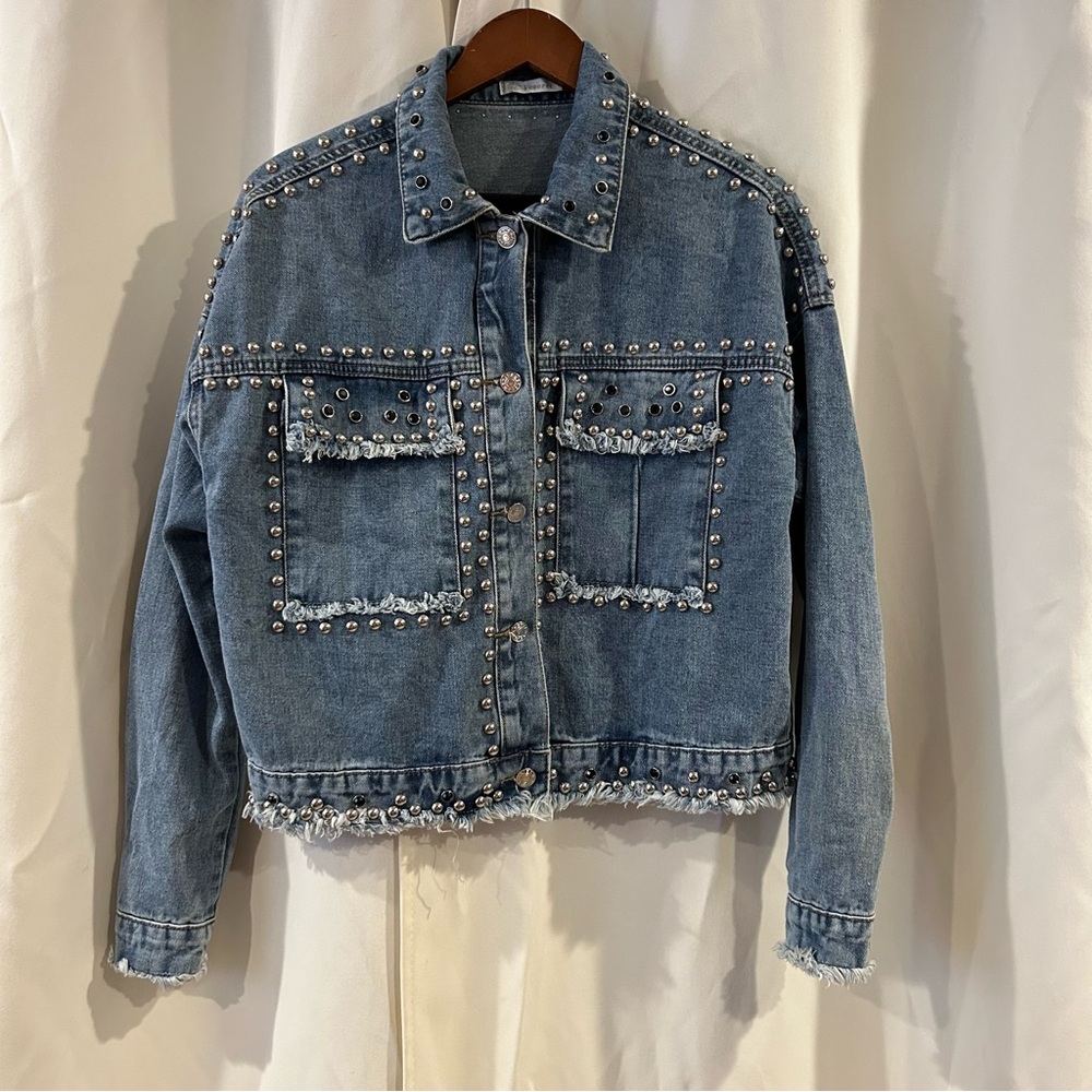 Veveret‎ Studded Medium Wash Denim Jacket size small